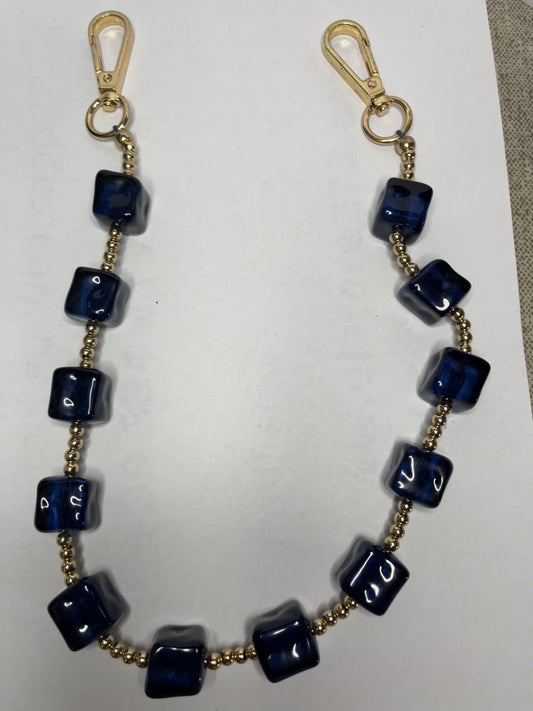 Accessorio multifunzione Trasforma Style con pietre quadrate in resina blu e dettagli dorati, utilizzabile come collana, tracolla per borsa o accessorio decorativo