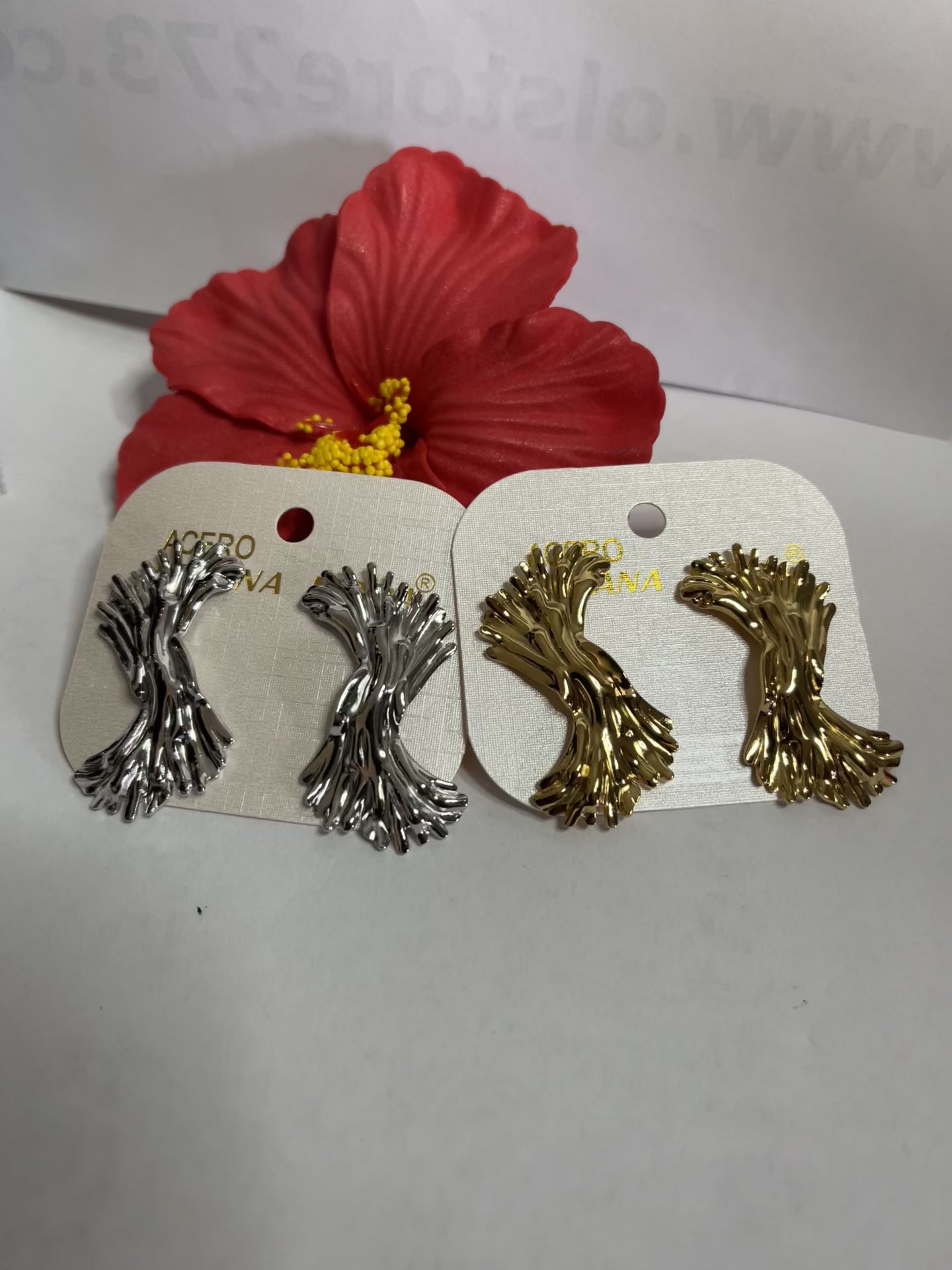 Orecchini pendenti Waterfall a cascata metallica con effetto fluido, disponibili in versione placcata oro e argento su cartoncino