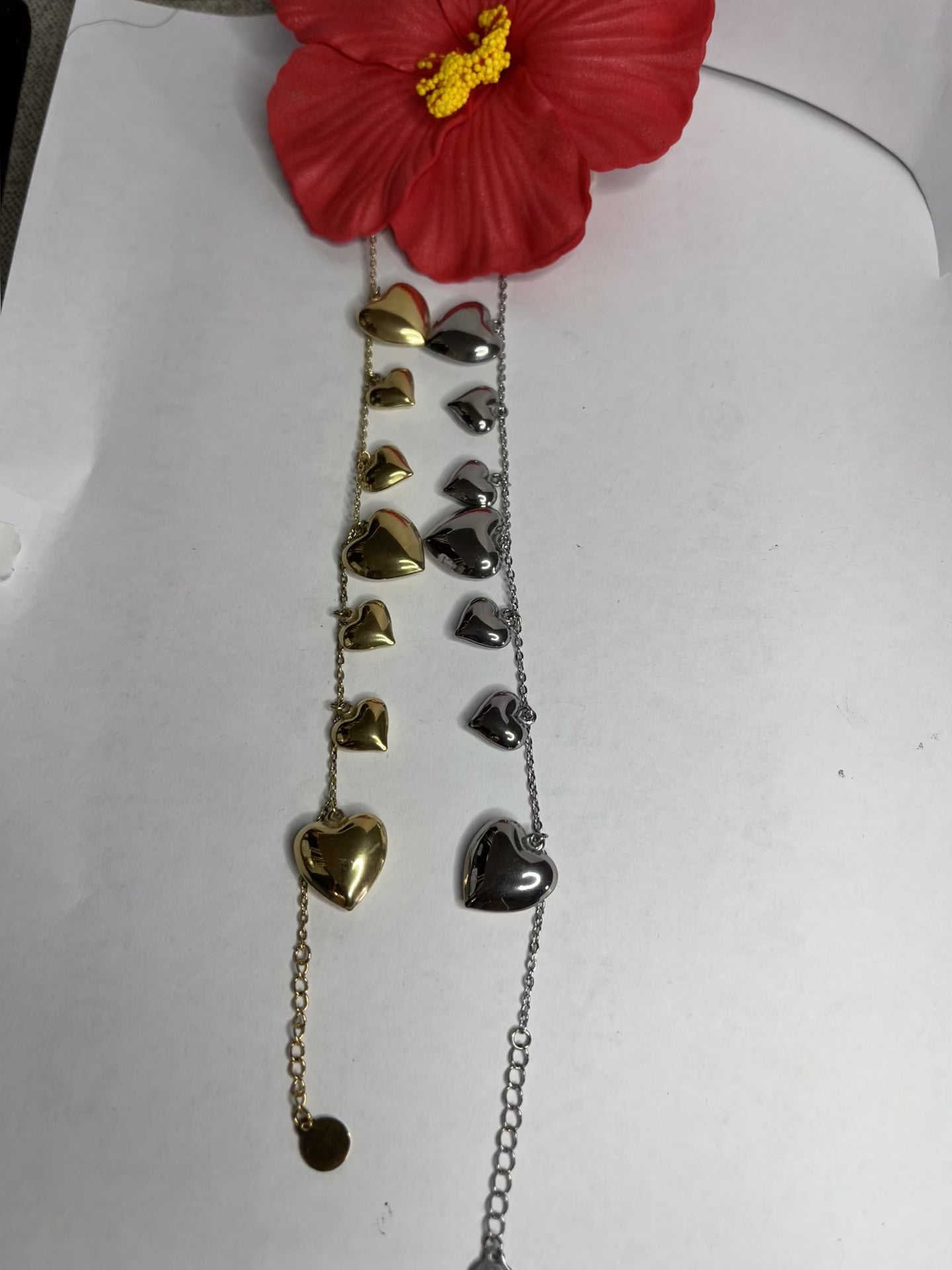 Braccialetto Cuori a Sonagli disponibile in placcato oro e argento, con cuori pendenti che creano un suono melodioso, design romantico ed elegante