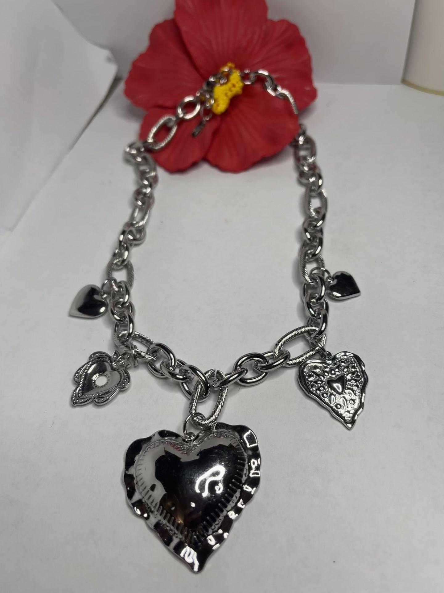Collana in acciaio inossidabile con catena a maglie ovali e pendenti decorativi a forma di cuore