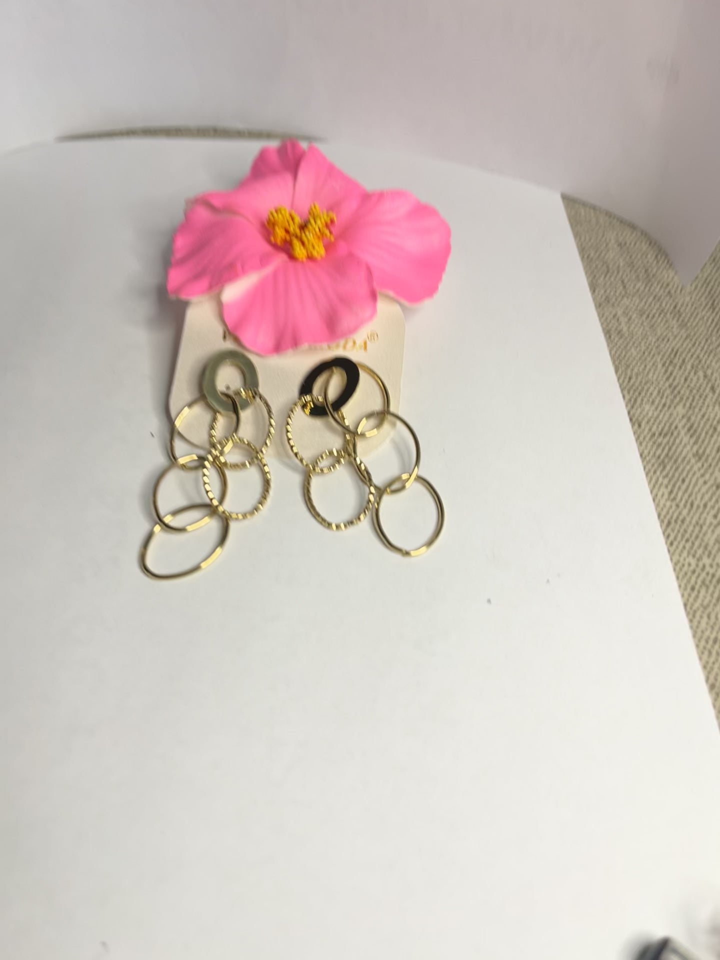 Orecchini Circle Swing in acciaio premium dorato con design geometrico a cerchi multipli concatenati che creano un effetto movimento dinamico ed elegante