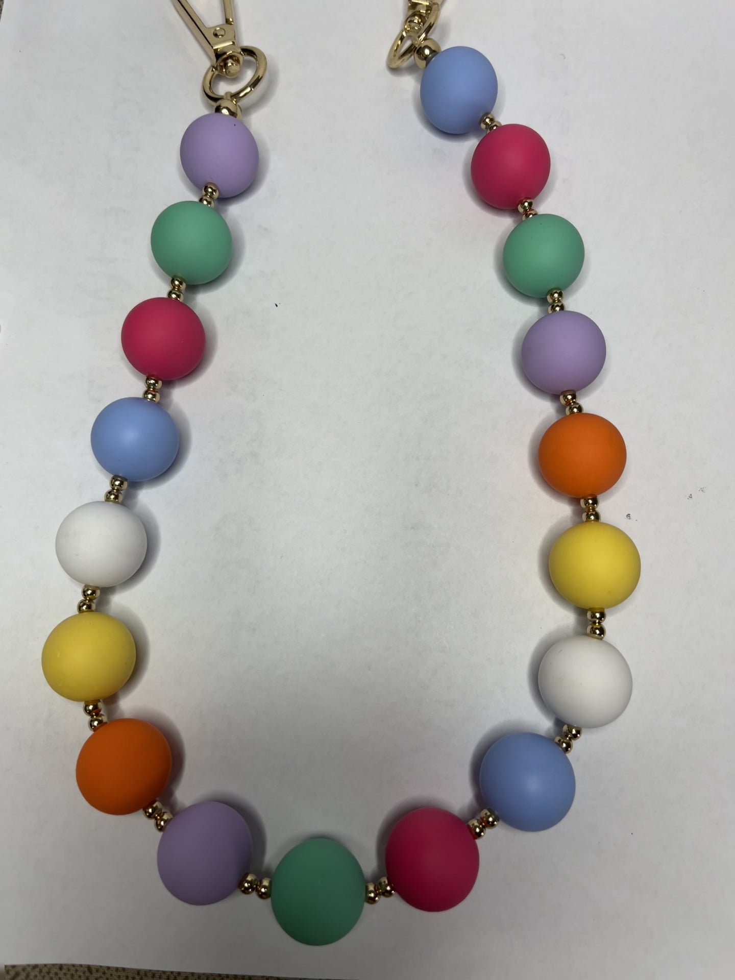 Accessorio multifunzione Color Pop Style con sfere multicolore e dettagli dorati, utilizzabile come collana, tracolla per borsa o accessorio decorativo
