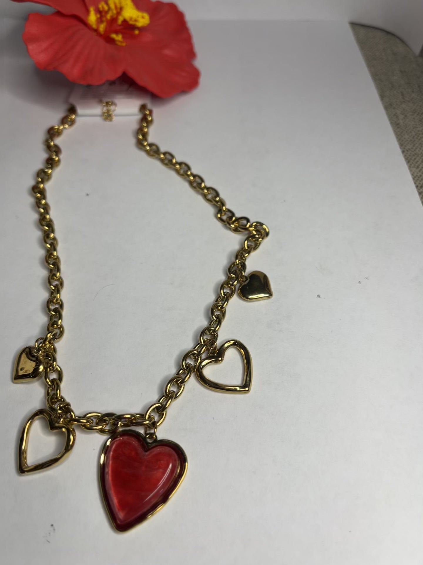 Collana Romantic Hearts rossa in acciaio 316L dorato con cuore centrale rosso e cuori pendenti