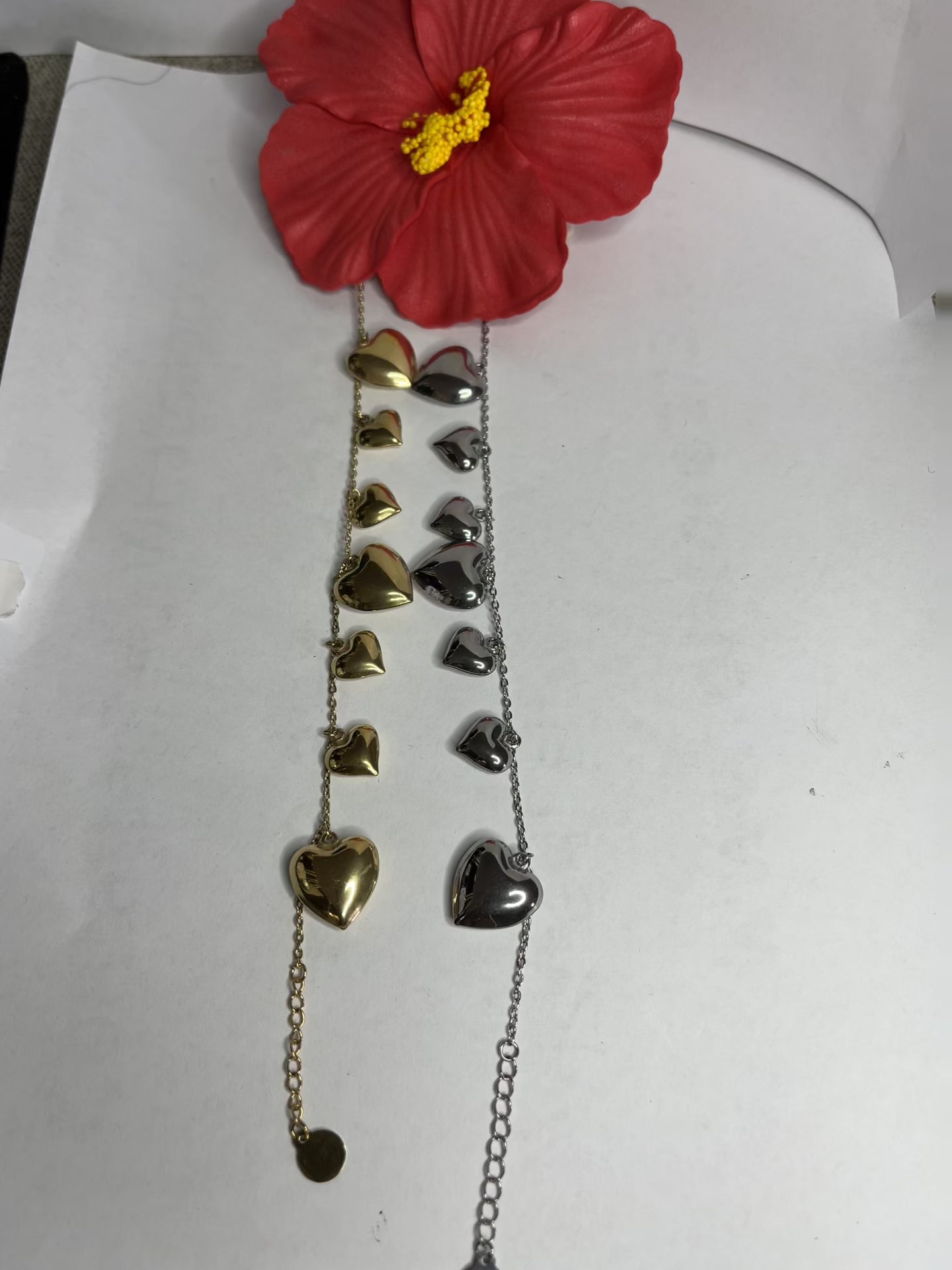 Braccialetto Cuori a Sonagli disponibile in placcato oro e argento, con cuori pendenti che creano un suono melodioso, design romantico ed elegante