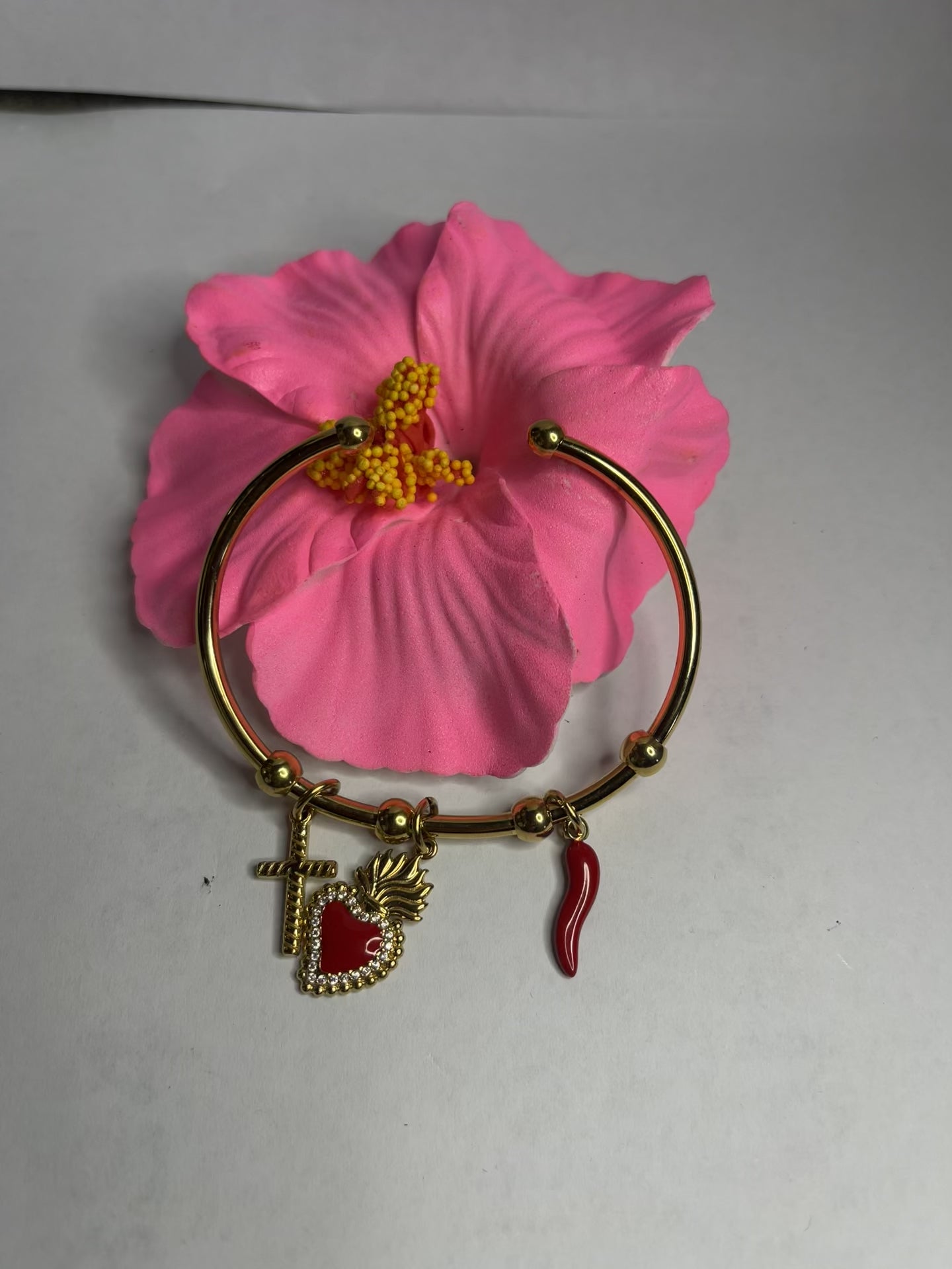 "Braccialetto Trio Charms dorato con cuore strass, angelo custode e cornetto rosso portafortuna"