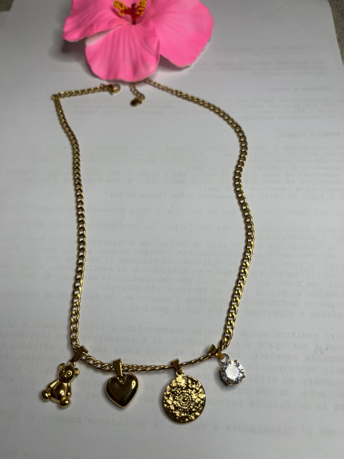 Collana Tesori Dorati in acciaio premium dorato con charm removibili: orsetto, cuore, medaglia decorativa e cristallo brillante su catena elegante