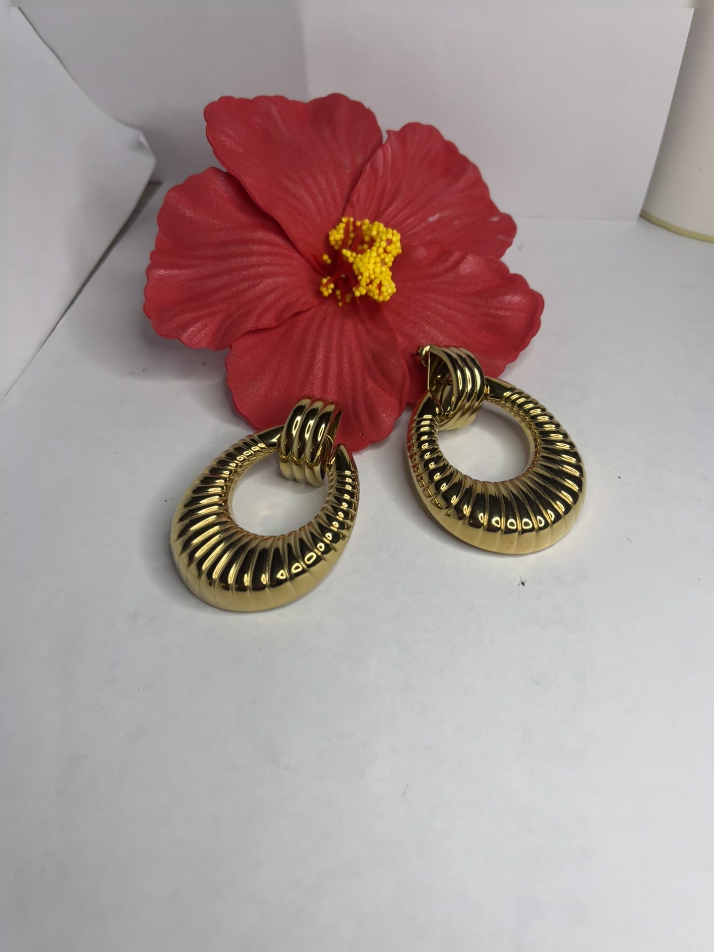 Orecchini Prestige Vintage Anni 80 placcati oro con design a cerchio scanalato, stile retrò elegante su sfondo bianco con fiore rosso decorativo