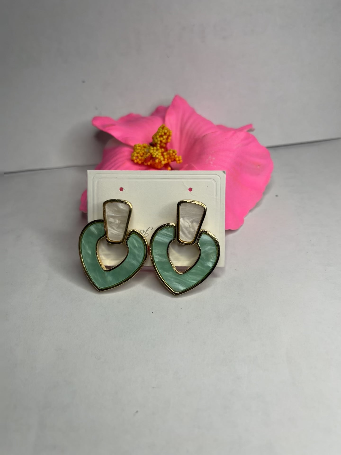Orecchini Asia rosa - eleganti orecchini a cuore con pietre naturali rosa e finitura dorata