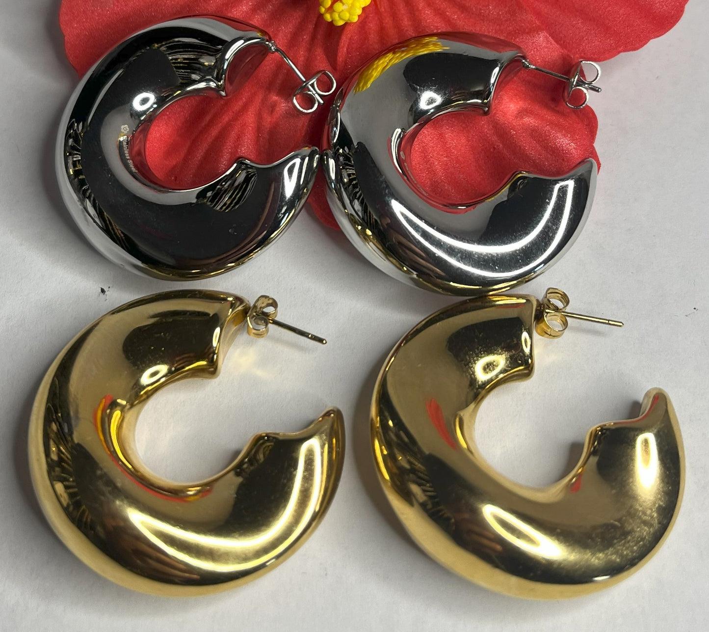  Scopri i nostri eleganti orecchini a cerchio disponibili in oro e argento. Design minimalista e qualità premium per ogni occasione. Scegli il tuo colore preferito!