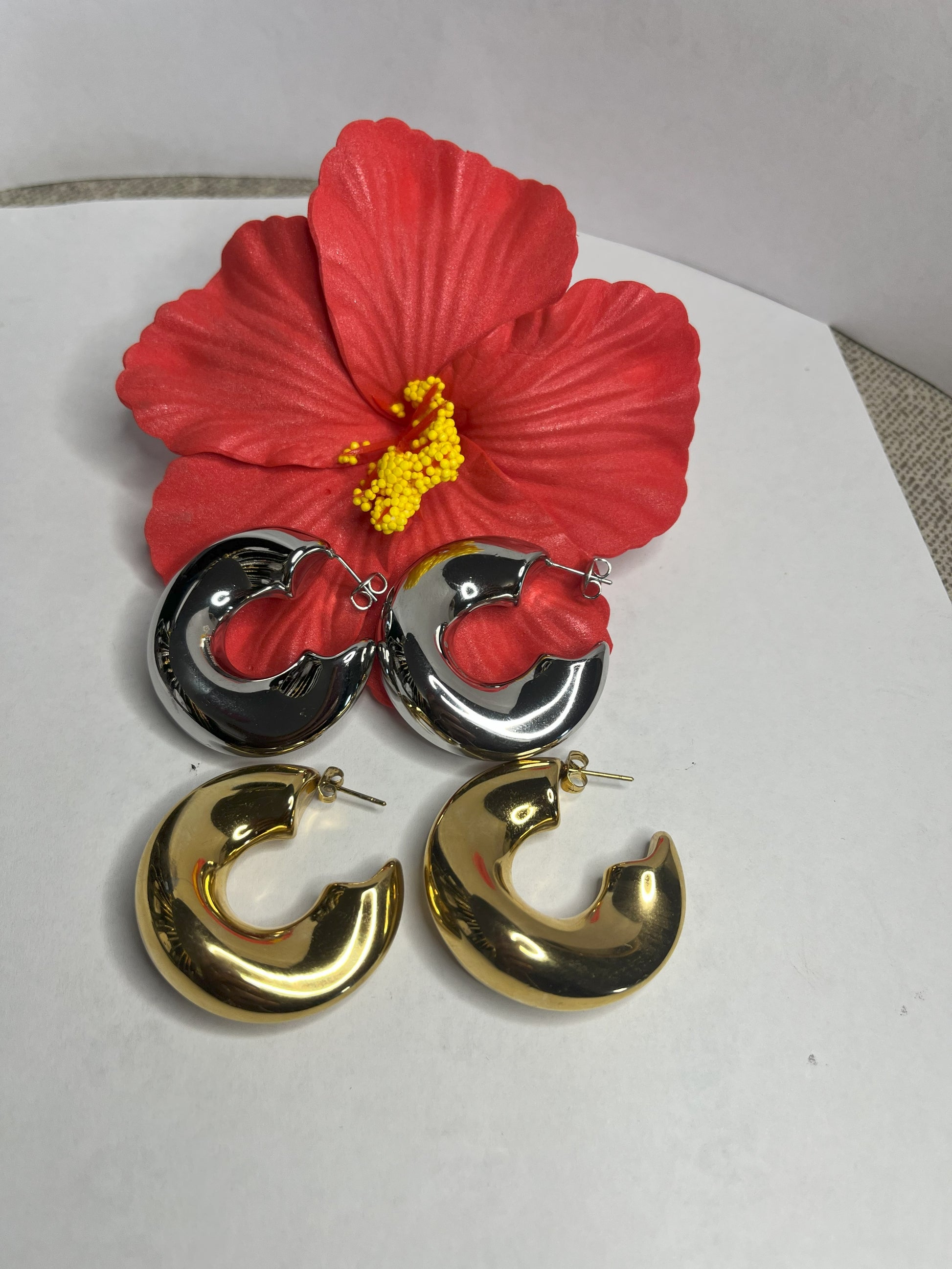  Scopri i nostri eleganti orecchini a cerchio disponibili in oro e argento. Design minimalista e qualità premium per ogni occasione. Scegli il tuo colore preferito!