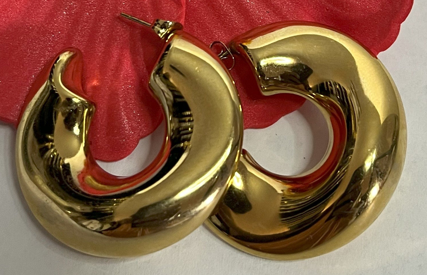  Scopri i nostri eleganti orecchini a cerchio disponibili in oro e argento. Design minimalista e qualità premium per ogni occasione. Scegli il tuo colore preferito!