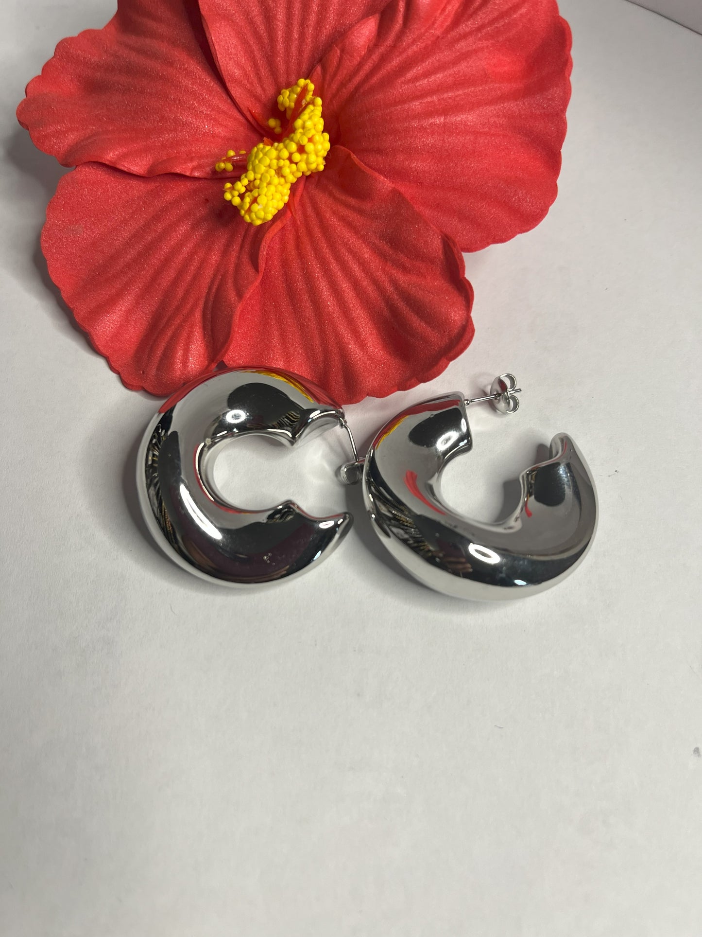  Scopri i nostri eleganti orecchini a cerchio disponibili in oro e argento. Design minimalista e qualità premium per ogni occasione. Scegli il tuo colore preferito!