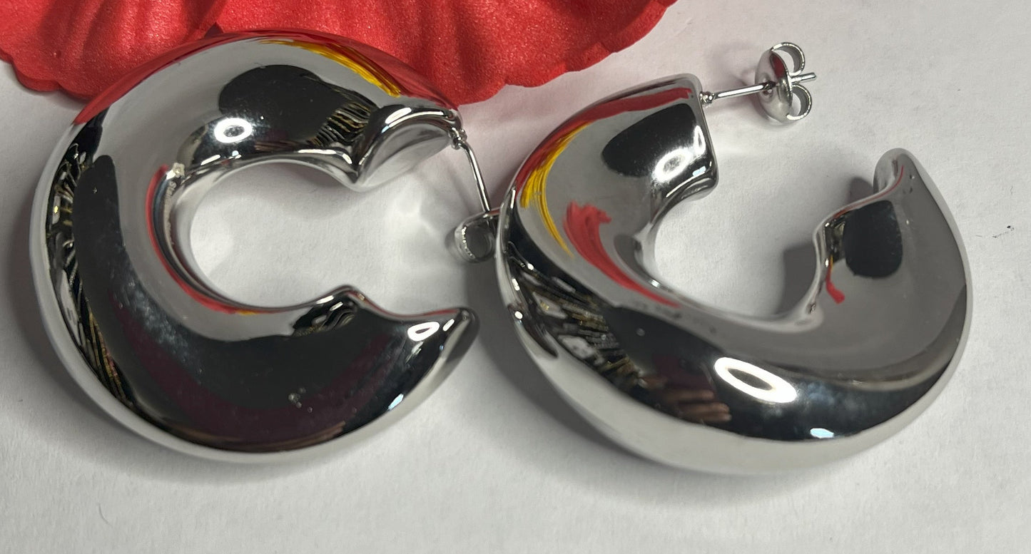  Scopri i nostri eleganti orecchini a cerchio disponibili in oro e argento. Design minimalista e qualità premium per ogni occasione. Scegli il tuo colore preferito!