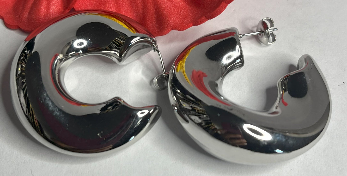  Scopri i nostri eleganti orecchini a cerchio disponibili in oro e argento. Design minimalista e qualità premium per ogni occasione. Scegli il tuo colore preferito!