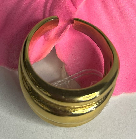 Anello Fascia Tripla placcato oro con tre fasce sovrapposte eleganti, design moderno e minimalista su fiore rosa