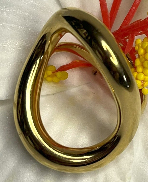 "Anello Minimal Chic in acciaio 316L dorato con design ovale allungato, completamente regolabile"