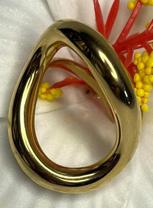 "Anello Minimal Chic in acciaio 316L dorato con design ovale allungato, completamente regolabile"