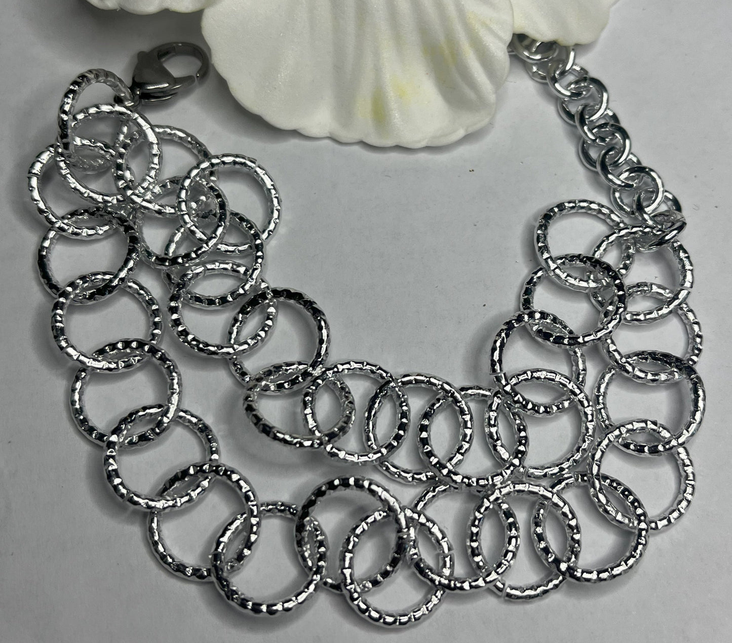 Bracciale cerchi eleganti dorati con anelli intrecciati scanalati, alluminio placcato argento