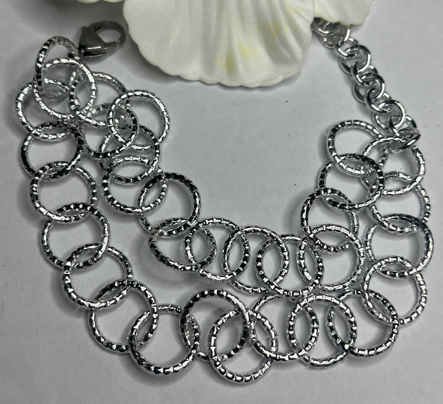 Bracciale cerchi eleganti dorati con anelli intrecciati scanalati, alluminio placcato argento
