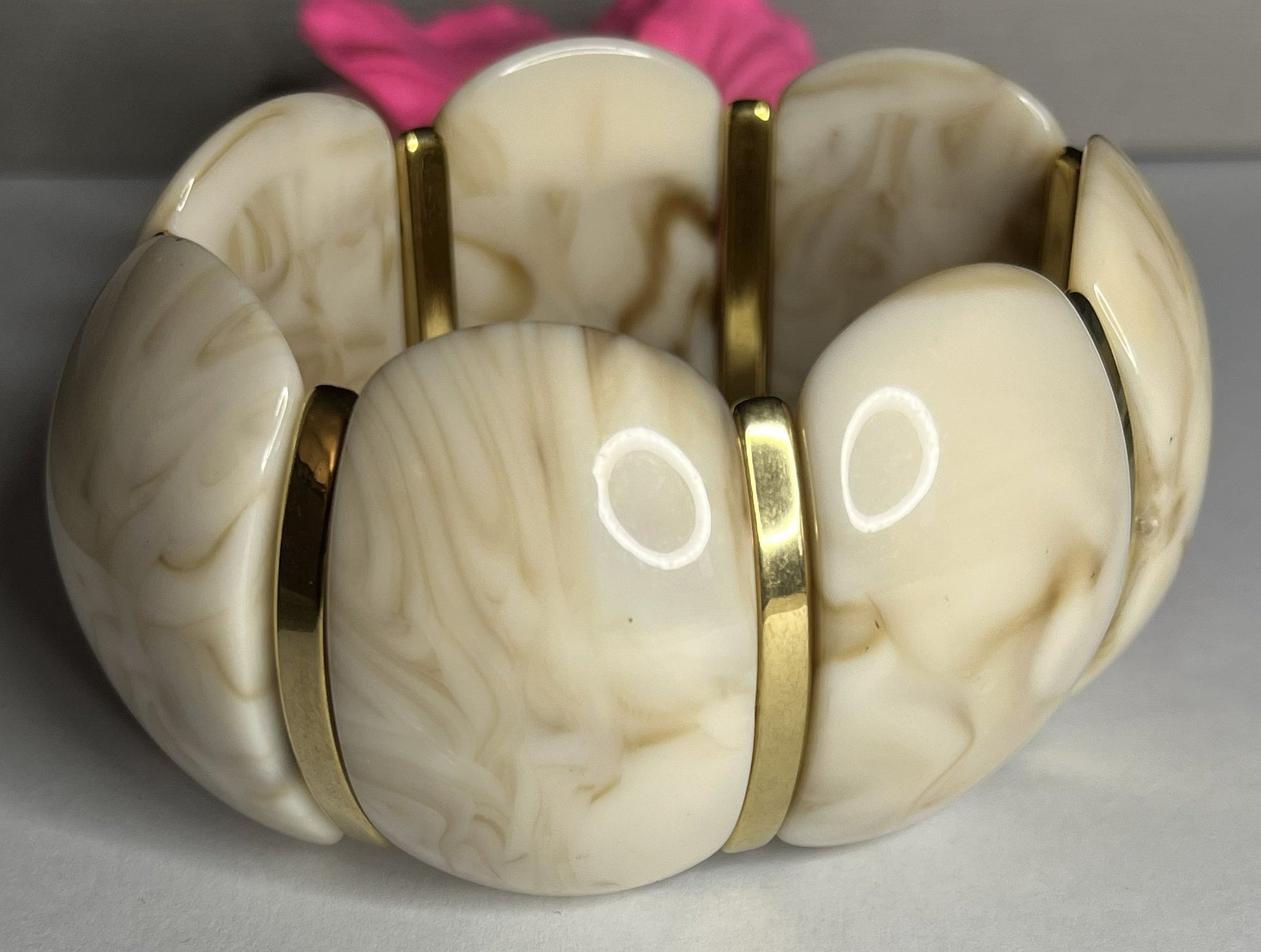 Bracciale effetto marmo in resina con dettagli oro su fiore rosa