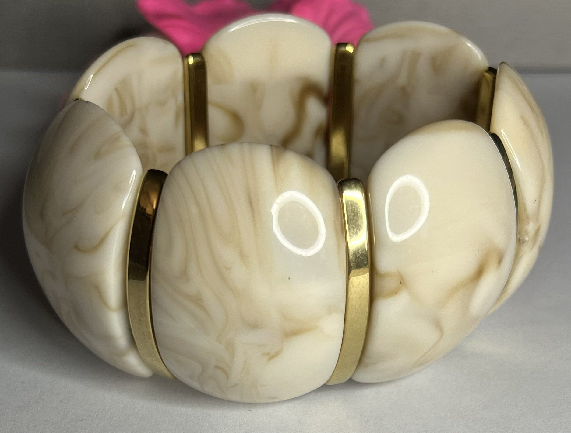 Bracciale effetto marmo in resina con dettagli oro su fiore rosa