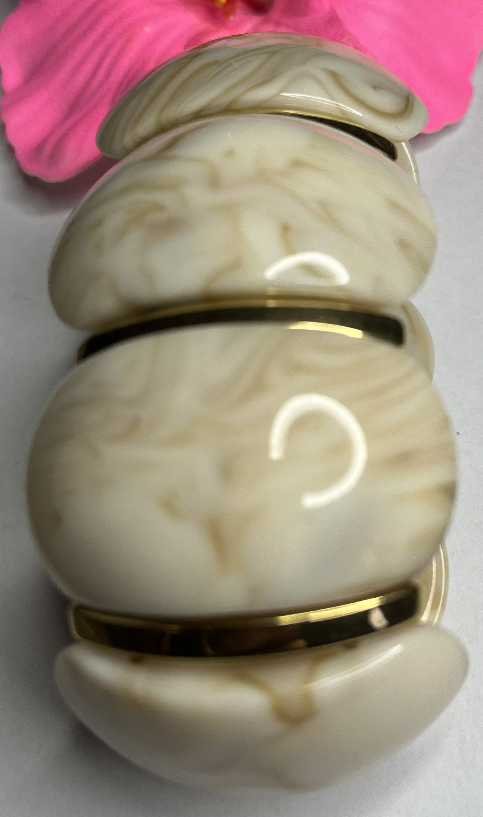 Bracciale effetto marmo in resina con dettagli oro su fiore rosa