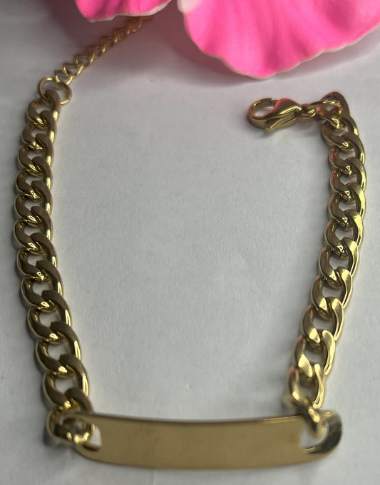 Bracciale Golden Thread sottile placcato oro con maglia fine delicata su sfondo grigio con petali rosa