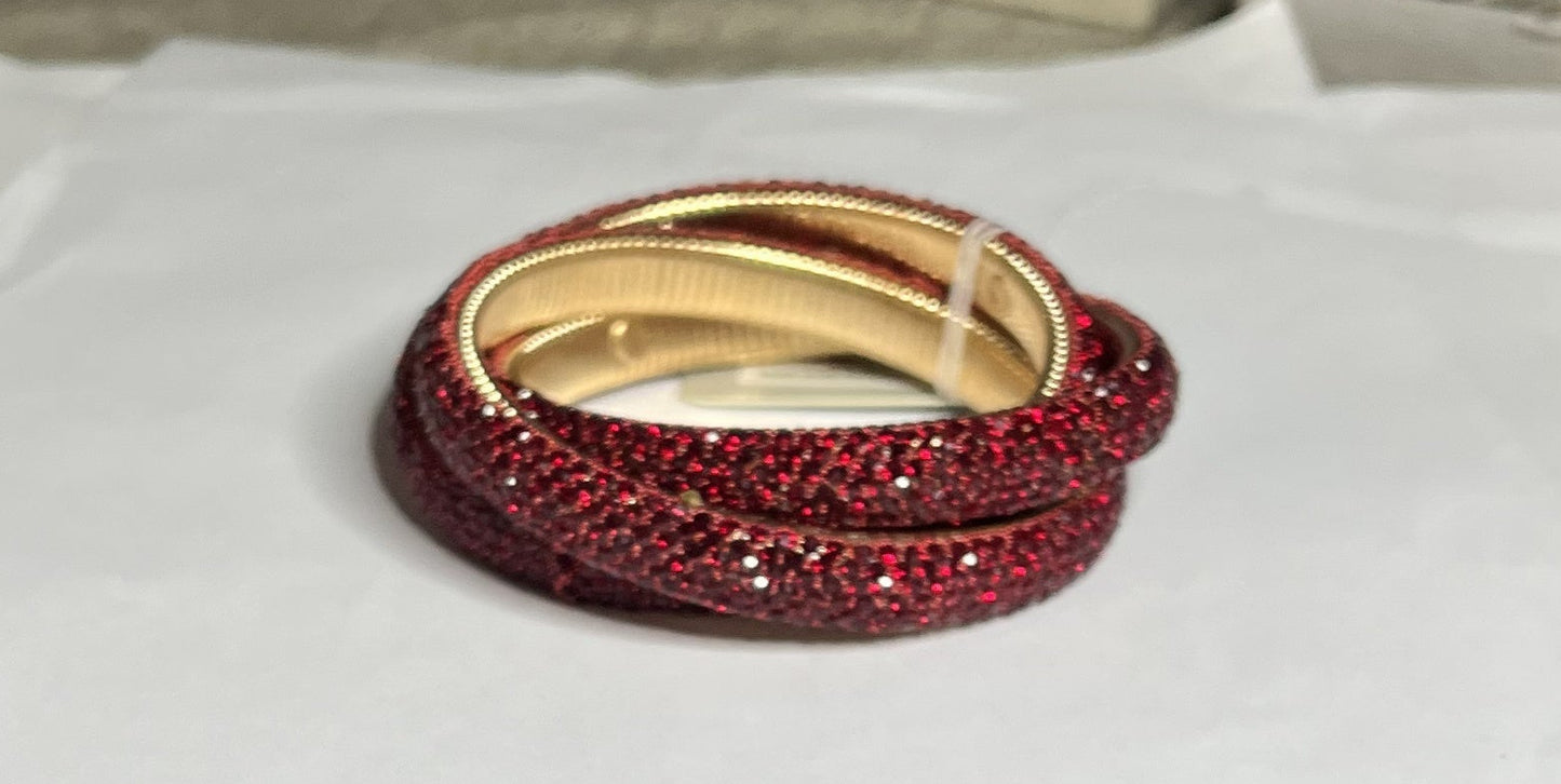 Bracciale triple bangle zirconato color bordeuax in acciaio inossidabile placcato oro con pavé cristalli e texture millegrain