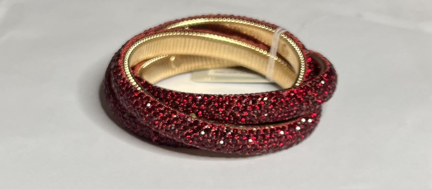 Bracciale triple bangle zirconato color bordeuax in acciaio inossidabile placcato oro con pavé cristalli e texture millegrain