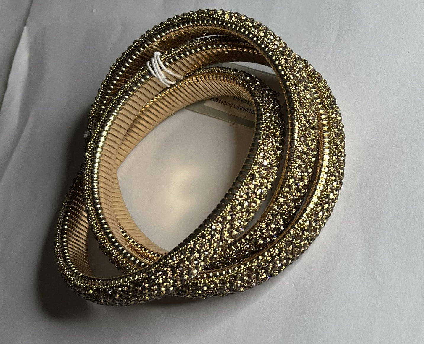 Bracciale triple bangle zirconato color oro in acciaio inossidabile placcato oro con pavé cristalli e texture millegrain