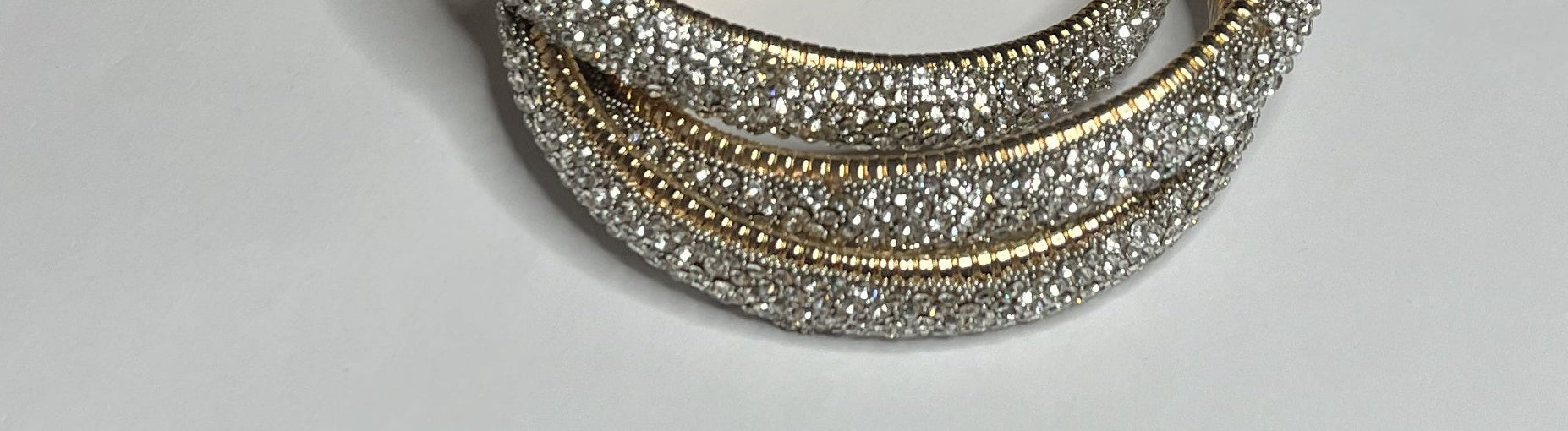 Bracciale triple bangle zirconato color argento in acciaio inossidabile placcato oro con pavé cristalli e texture millegrain