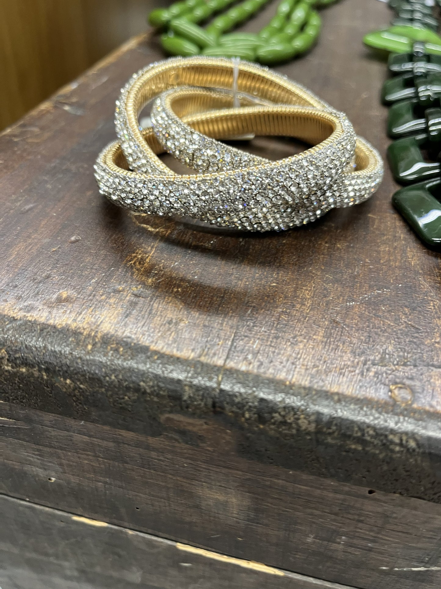 Bracciale triple bangle zirconato color argento in acciaio inossidabile placcato oro con pavé cristalli e texture millegrain