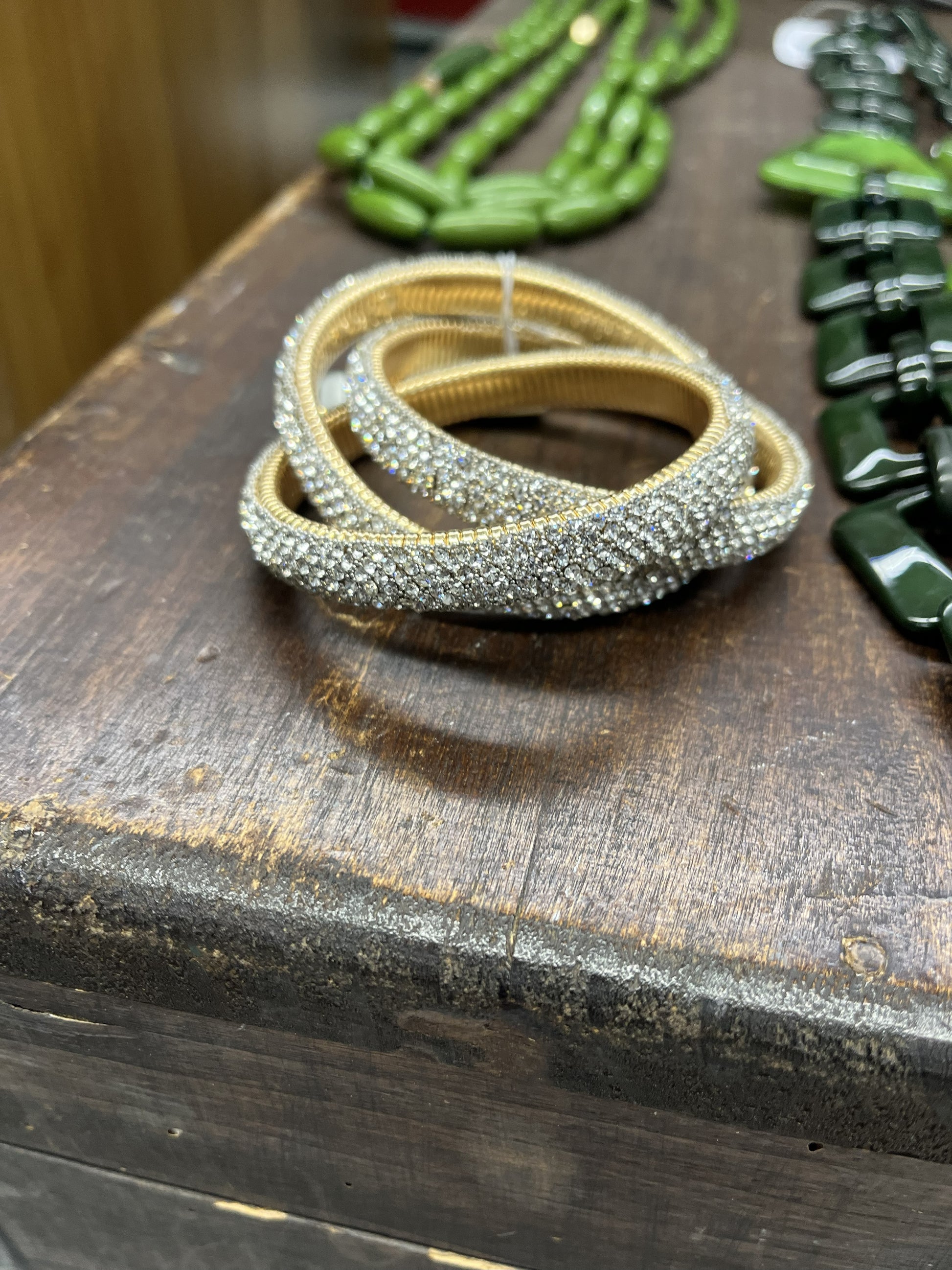 Bracciale triple bangle zirconato color argento in acciaio inossidabile placcato oro con pavé cristalli e texture millegrain