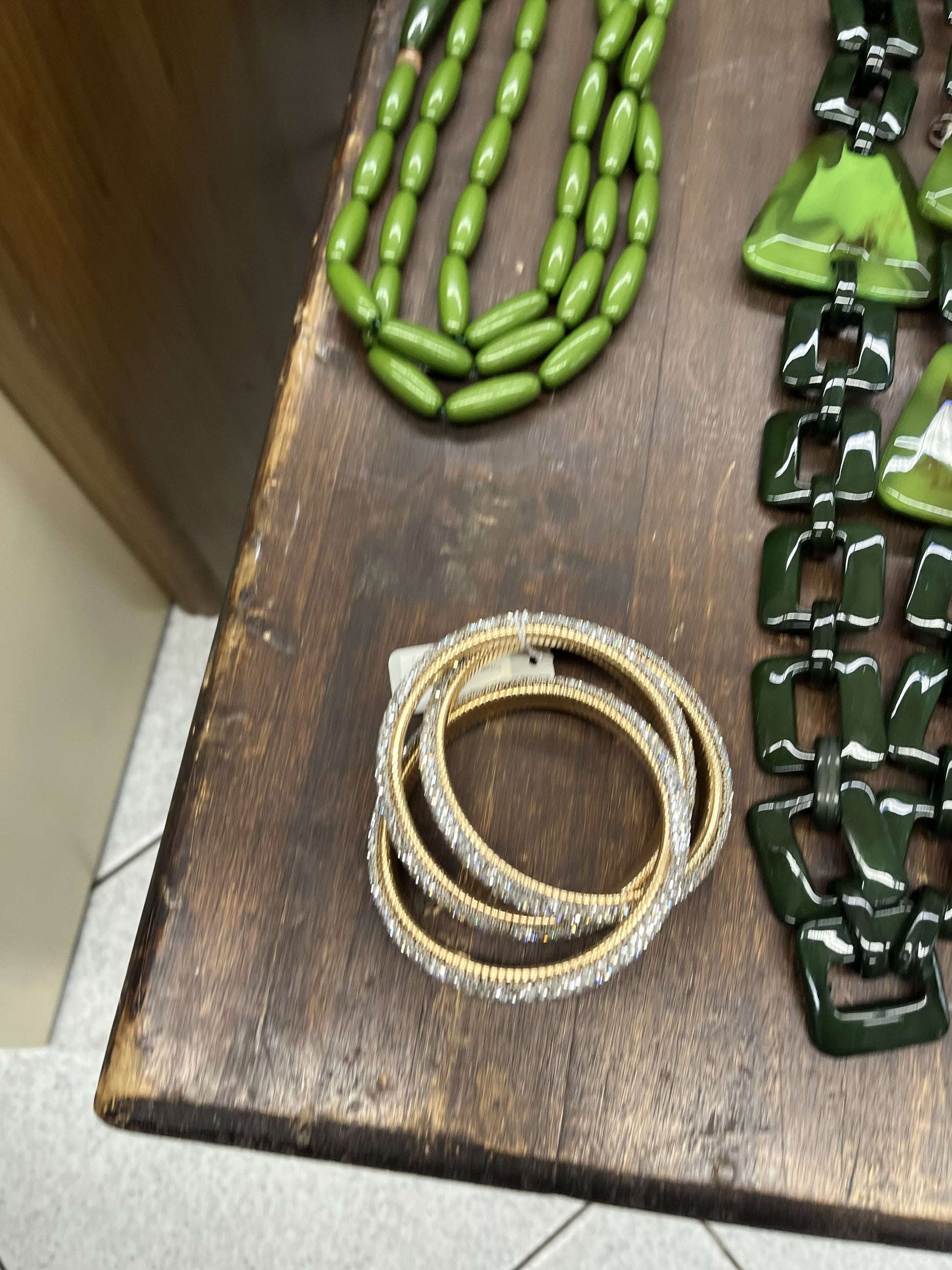 Bracciale triple bangle zirconato color argento in acciaio inossidabile placcato oro con pavé cristalli e texture millegrain