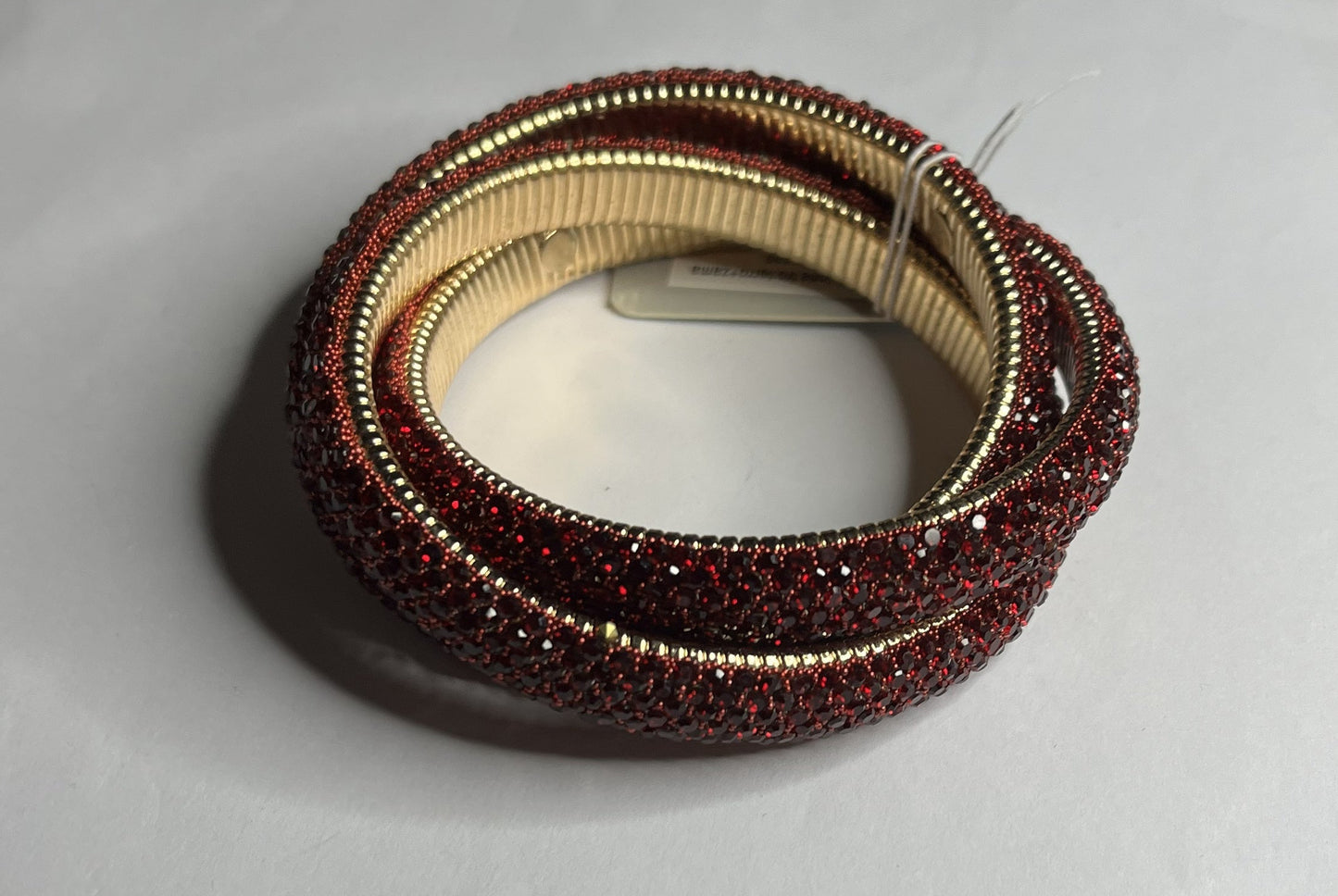 Bracciale triple bangle zirconato color bordeuax in acciaio inossidabile placcato oro con pavé cristalli e texture millegrain