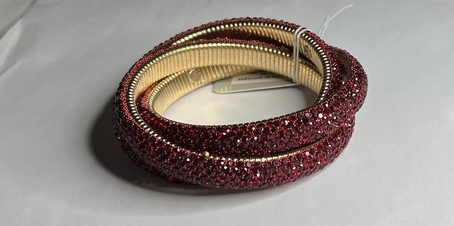 Bracciale triple bangle zirconato color bordeuax in acciaio inossidabile placcato oro con pavé cristalli e texture millegrain