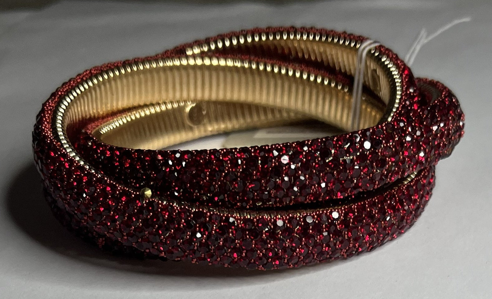 Bracciale triple bangle zirconato color bordeuax in acciaio inossidabile placcato oro con pavé cristalli e texture millegrain