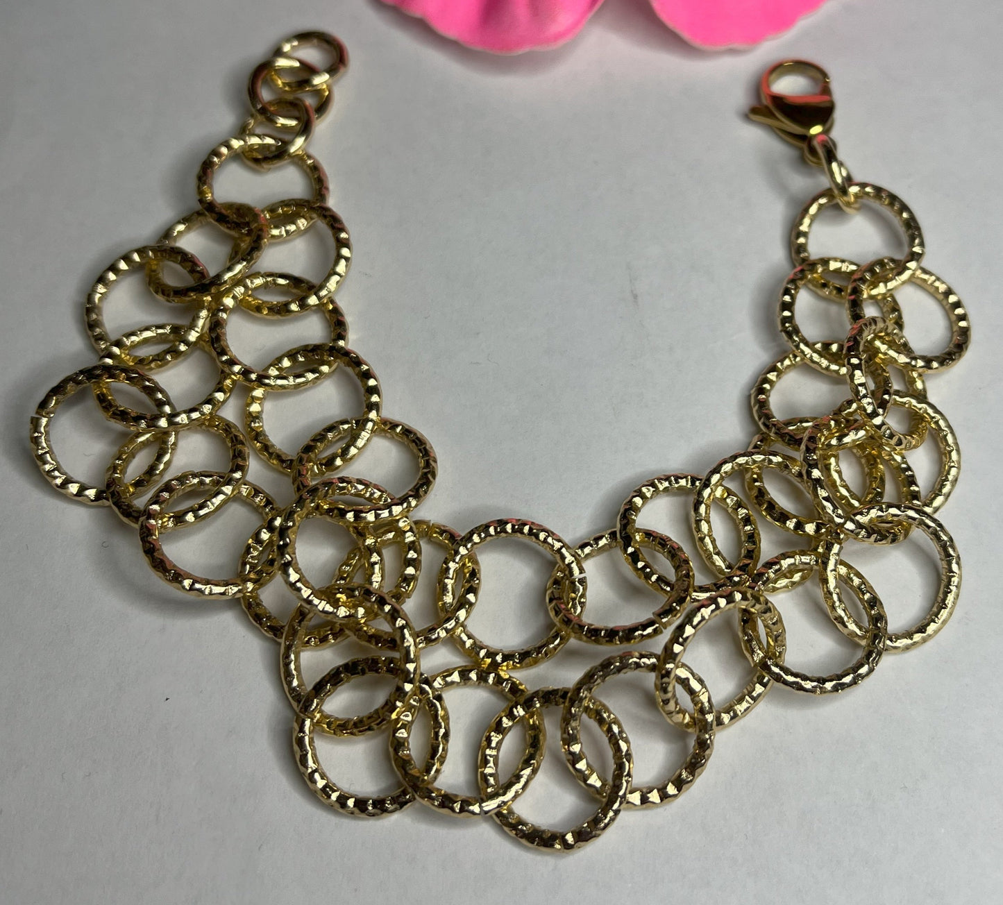 Bracciale cerchi eleganti dorati con anelli intrecciati scanalati, alluminio placcato oro