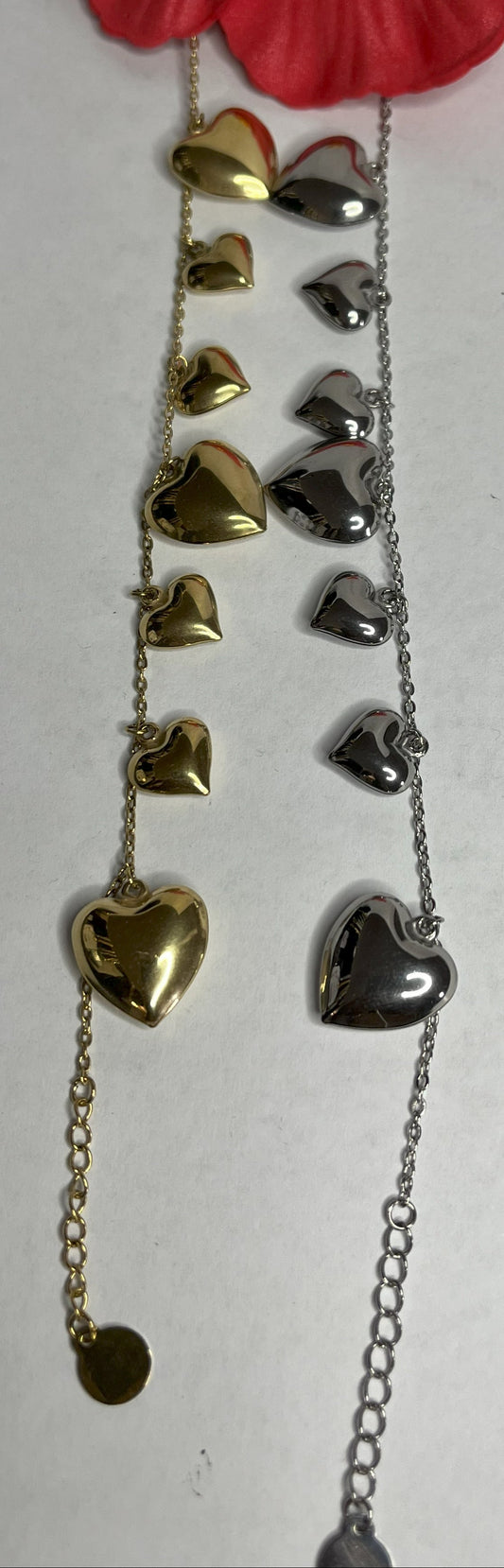 Braccialetto Cuori a Sonagli disponibile in placcato oro e argento, con cuori pendenti che creano un suono melodioso, design romantico ed elegante