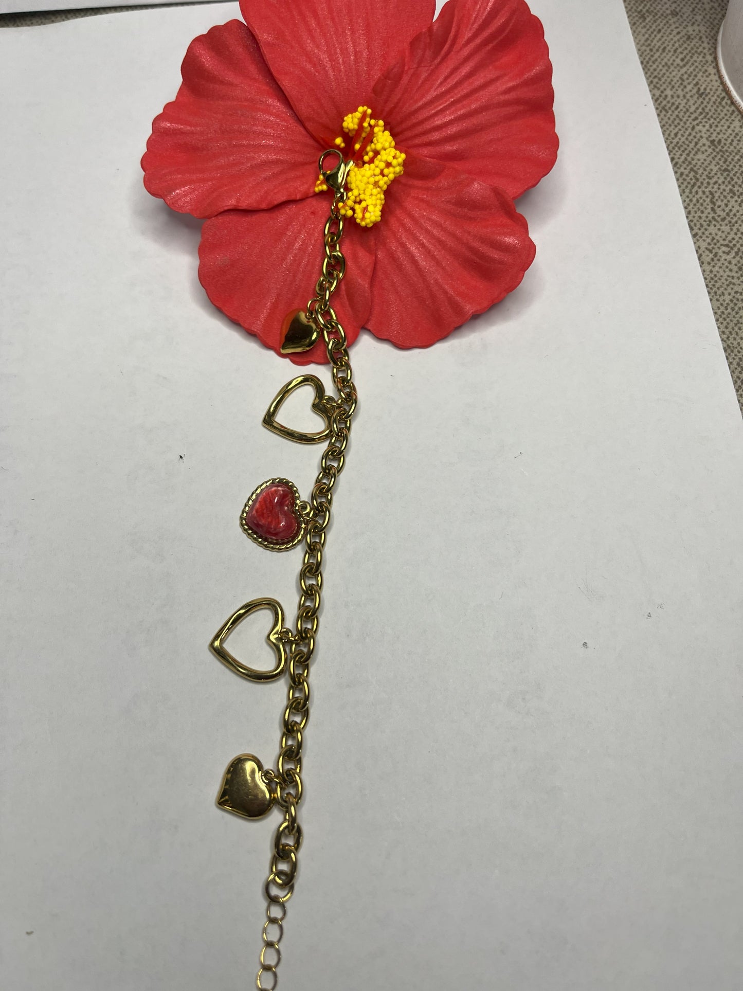 "Braccialetto Romantic Hearts in acciaio 316L dorato con cuore rosso centrale e cuori pendenti, chiusura regolabile"