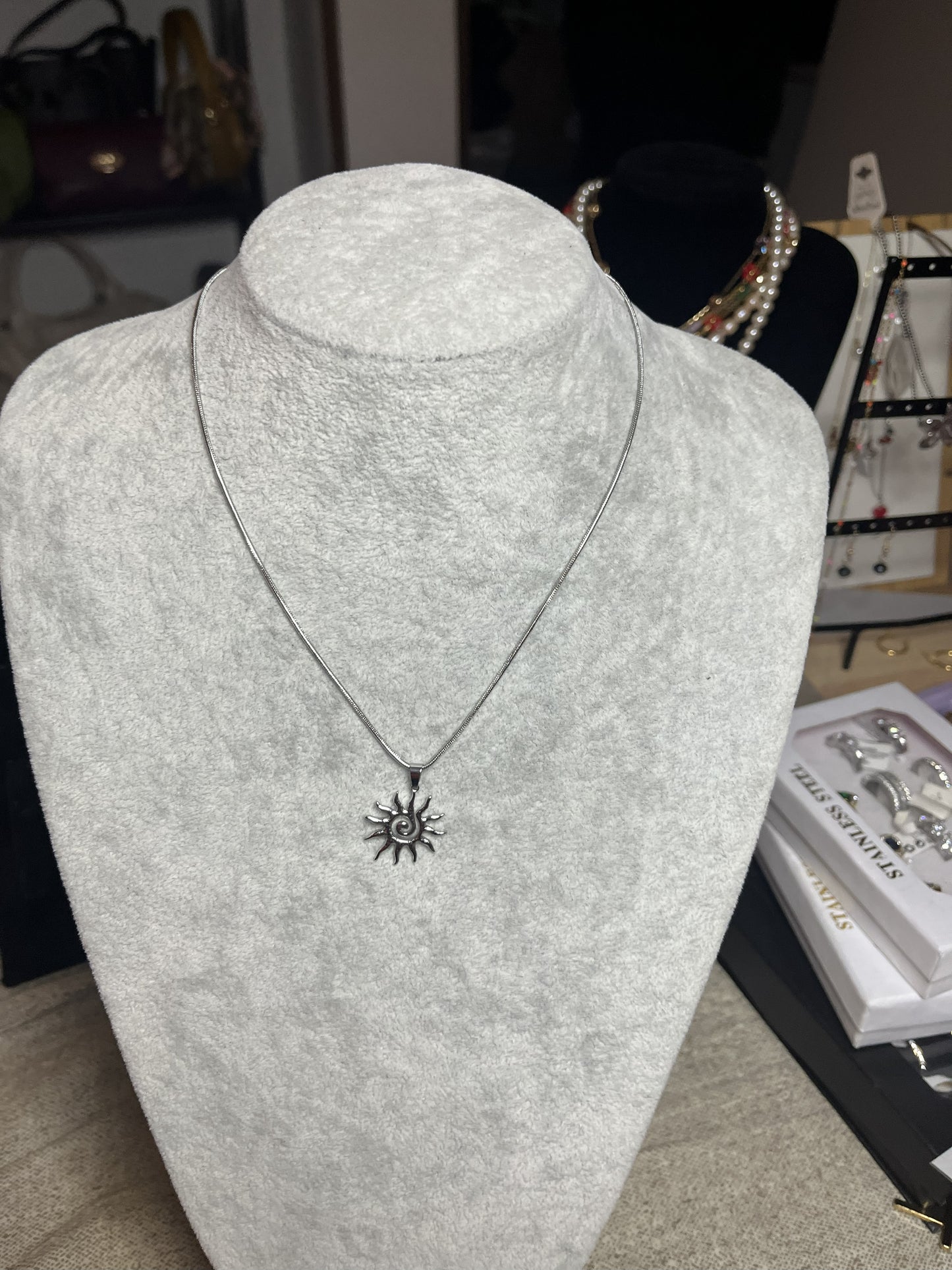 Collana in Acciaio Inossidabile con Ciondolo Sole Raggiante Oro e Argento