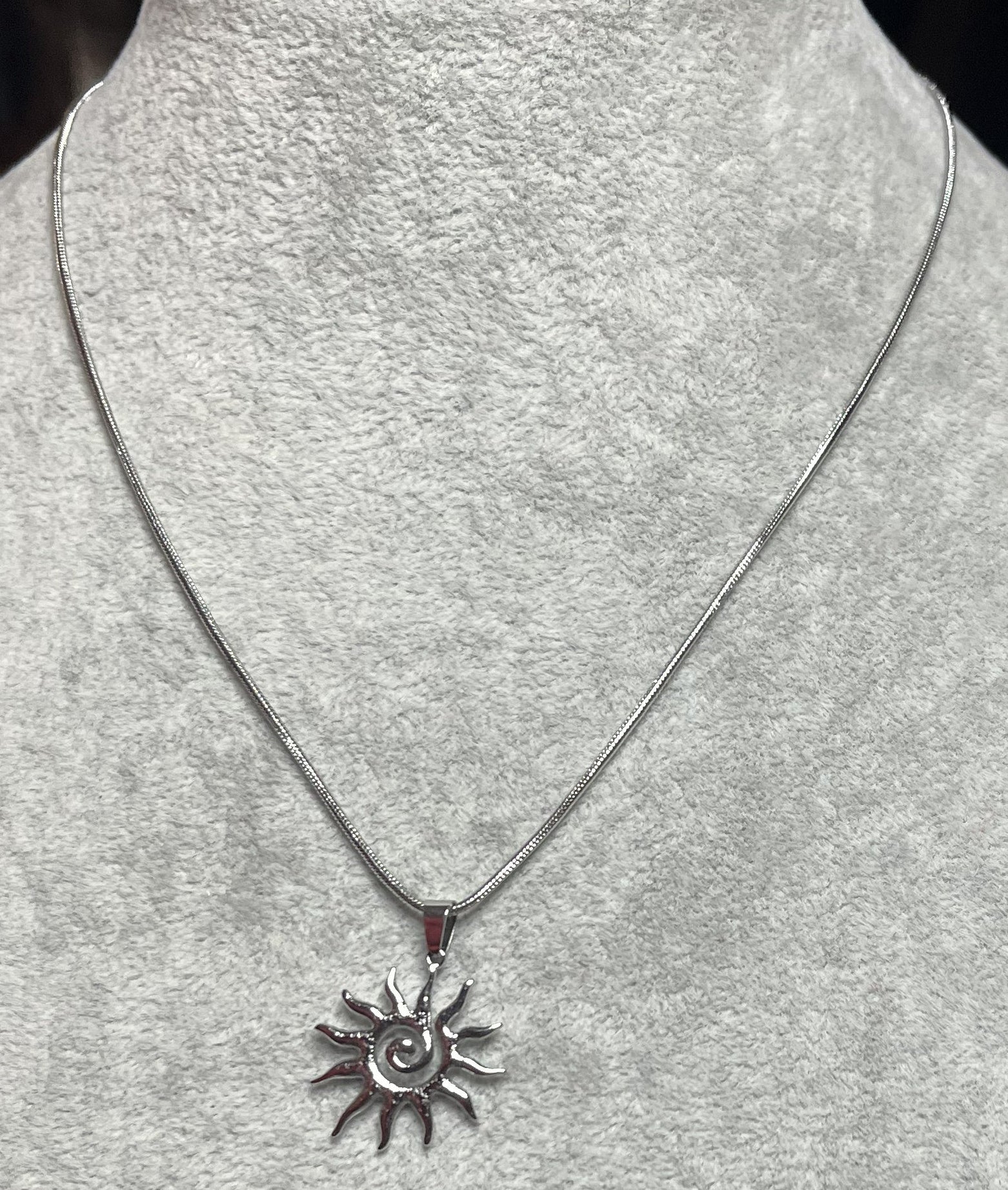 Collana Acciaio Inossidabile Ciondolo Sole Raggiante Argento