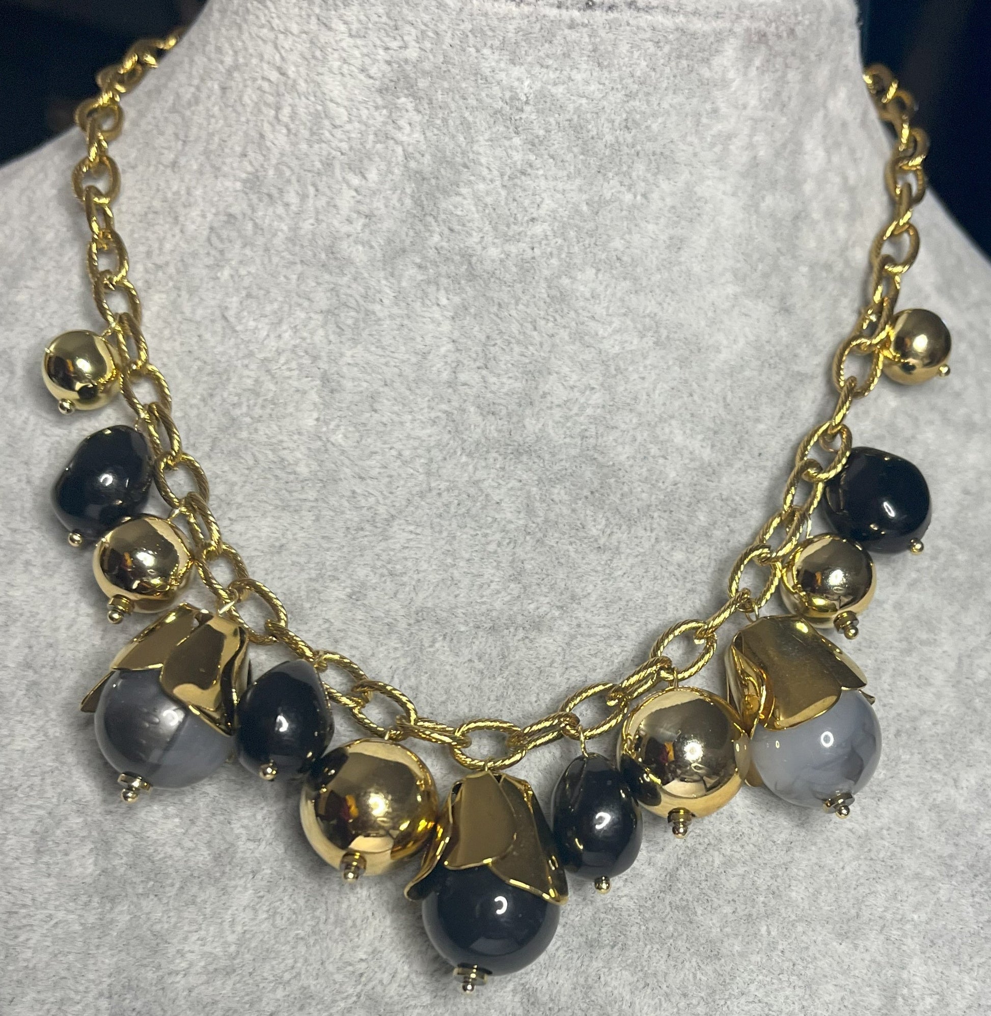 Collana elegante con catena dorata placcata oro e ciondoli neri lucidi, design moderno e raffinato per donna