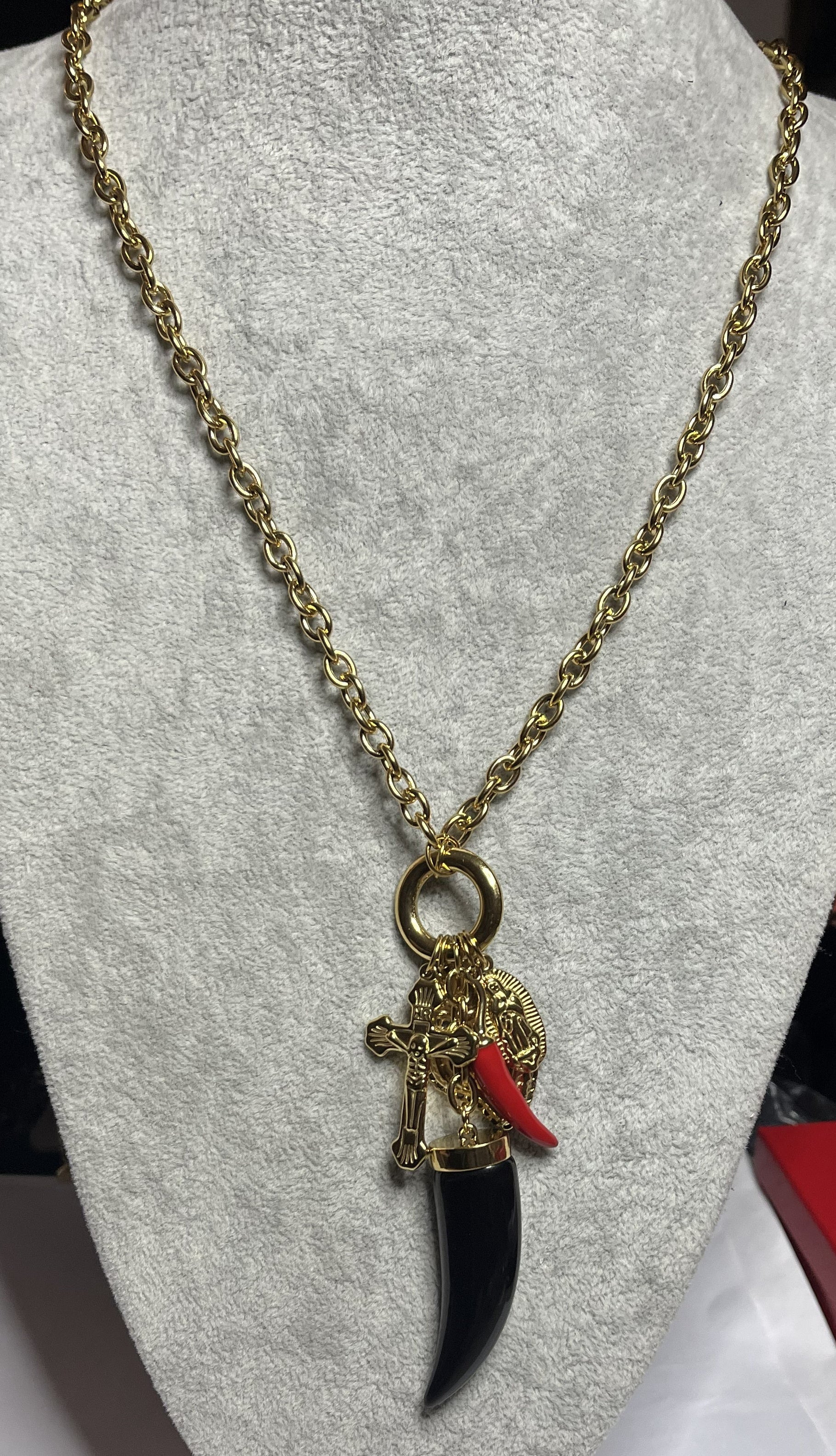 Collana catena grossa placcata oro con cornetto nero portafortuna