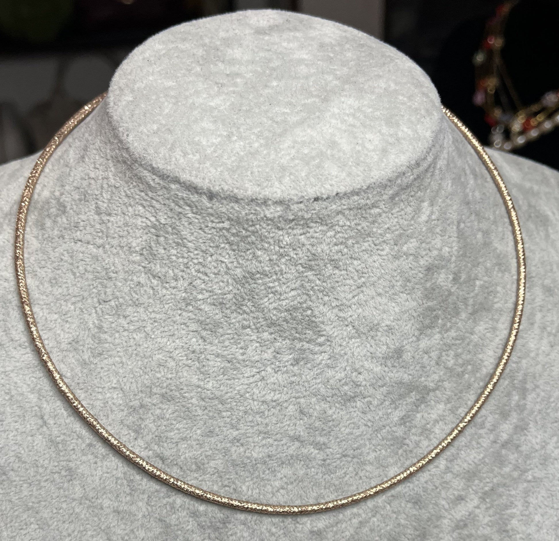 Collana Choker Magnetica placcato oro su espositore - girocollo minimalista in acciaio