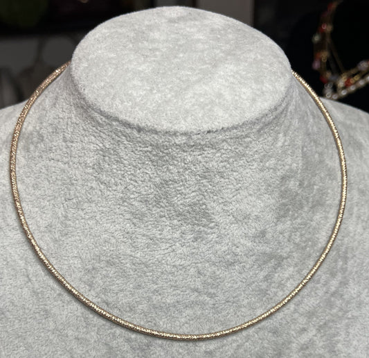 Collana Choker Magnetica placcato oro su espositore - girocollo minimalista in acciaio