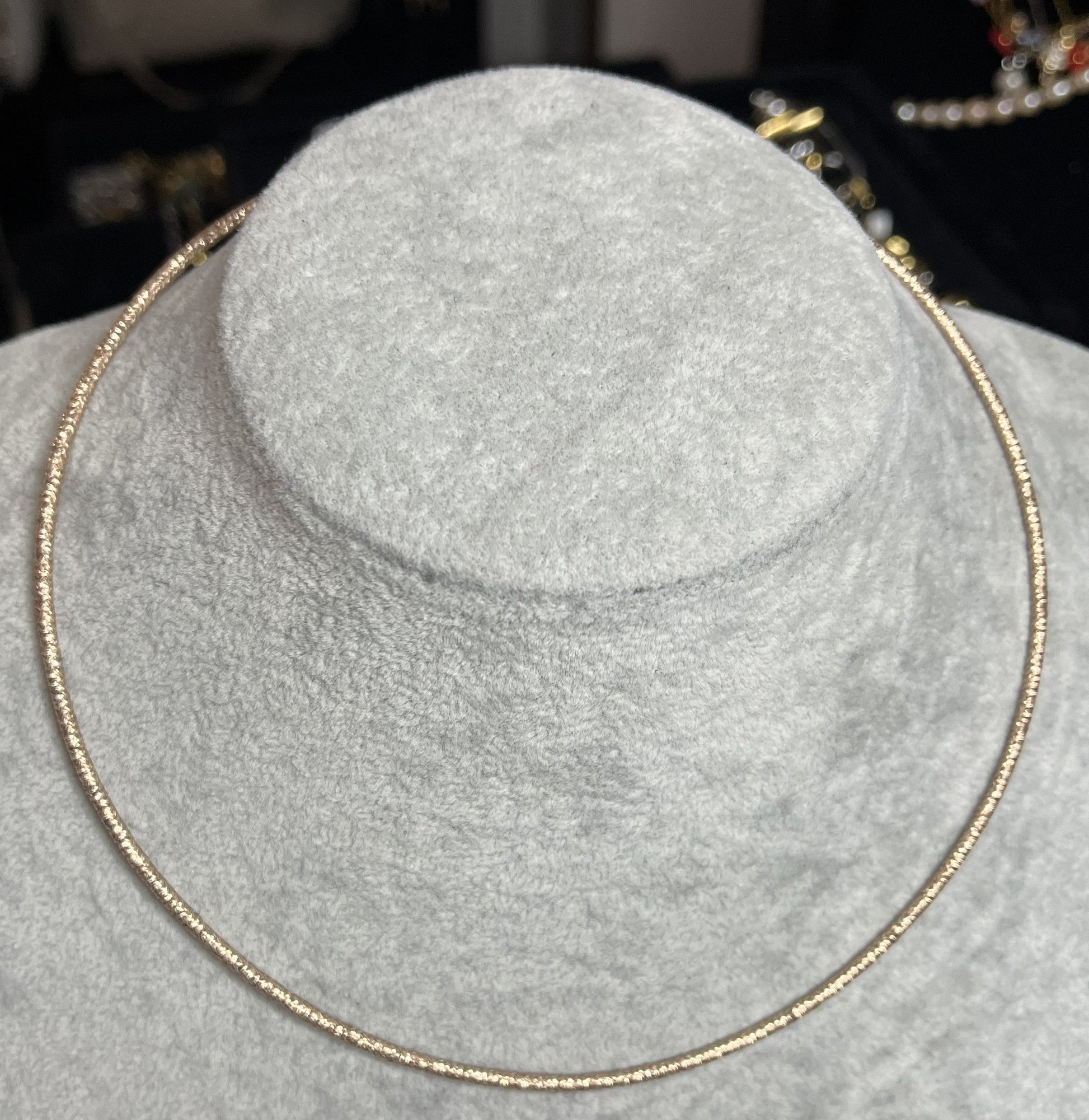 Collana Choker Magnetica placcato oro su espositore - girocollo minimalista in acciaio