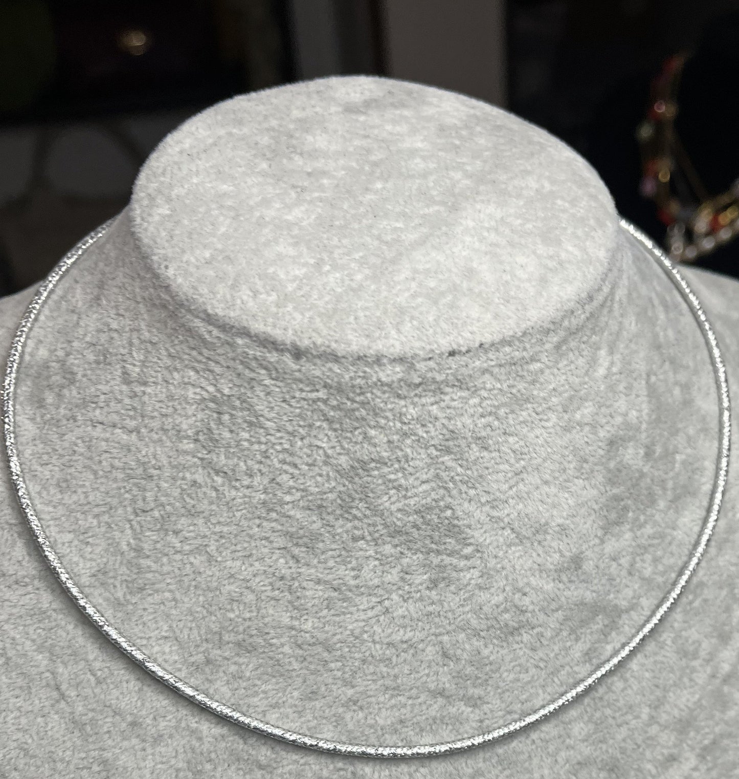 Collana Choker Magnetica placcato argento su espositore - girocollo minimalista in acciaio