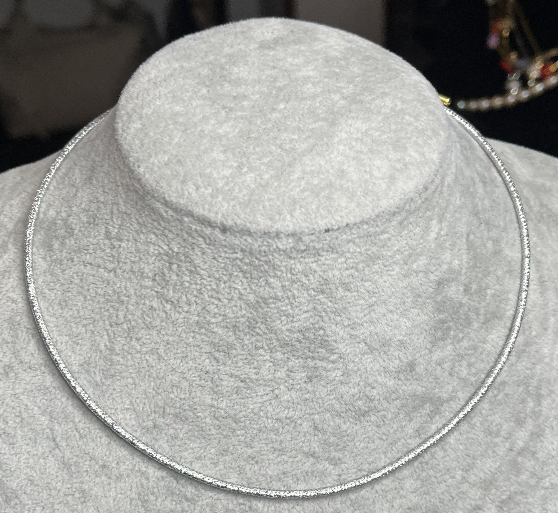 Collana Choker Magnetica placcato argento su espositore - girocollo minimalista in acciaio