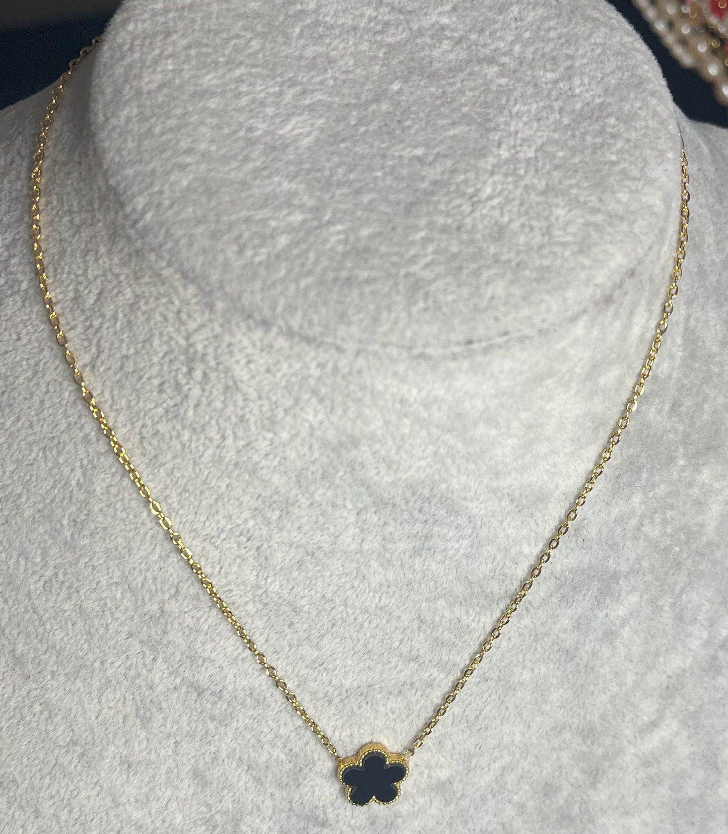 Collana ciondolo stella nero e catena dorata su busto espositore